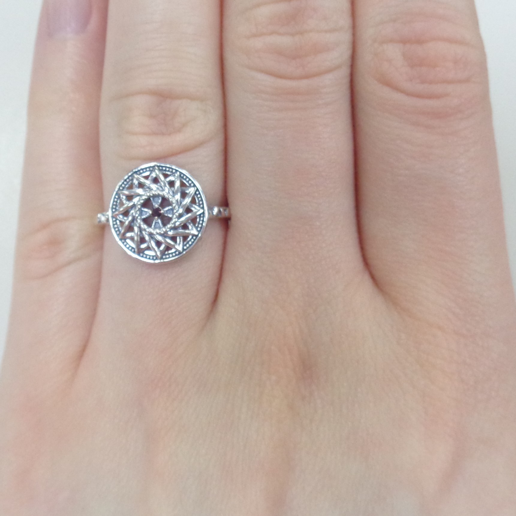 Серебряное кольцо с гранатом "Эрцгамма"